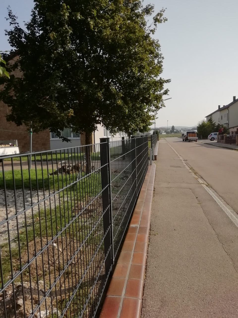 Doppelstabmattenzaun entlang einer Straße in der Oberpfalz