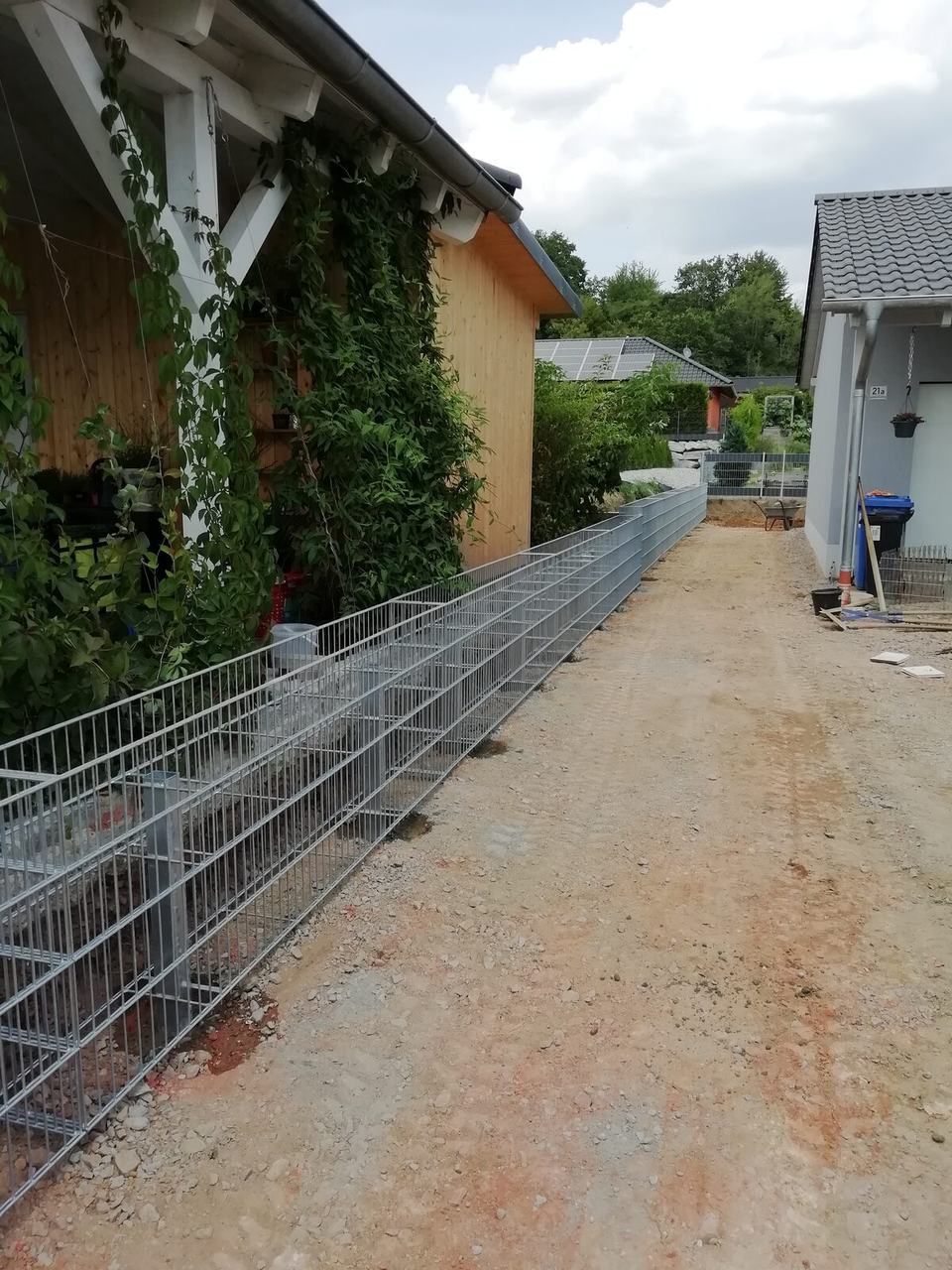 Doppelstabmattenzaun am Hauseingang während der Montage
