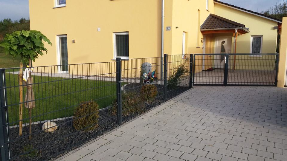 Doppelstabmattenzaun anthrazit mit Einfahrtstor am Einfamilienhaus im Landkreis Cham