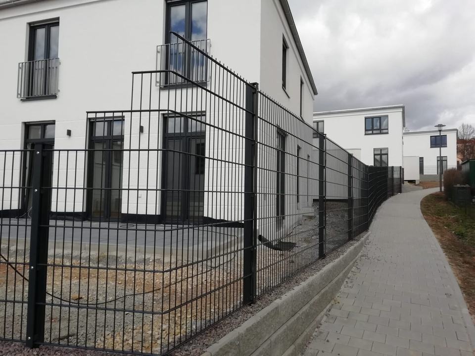 Hoher Doppelstabmattenzaun anthrazit vor modernem Neubau – Zaunbau Bayern