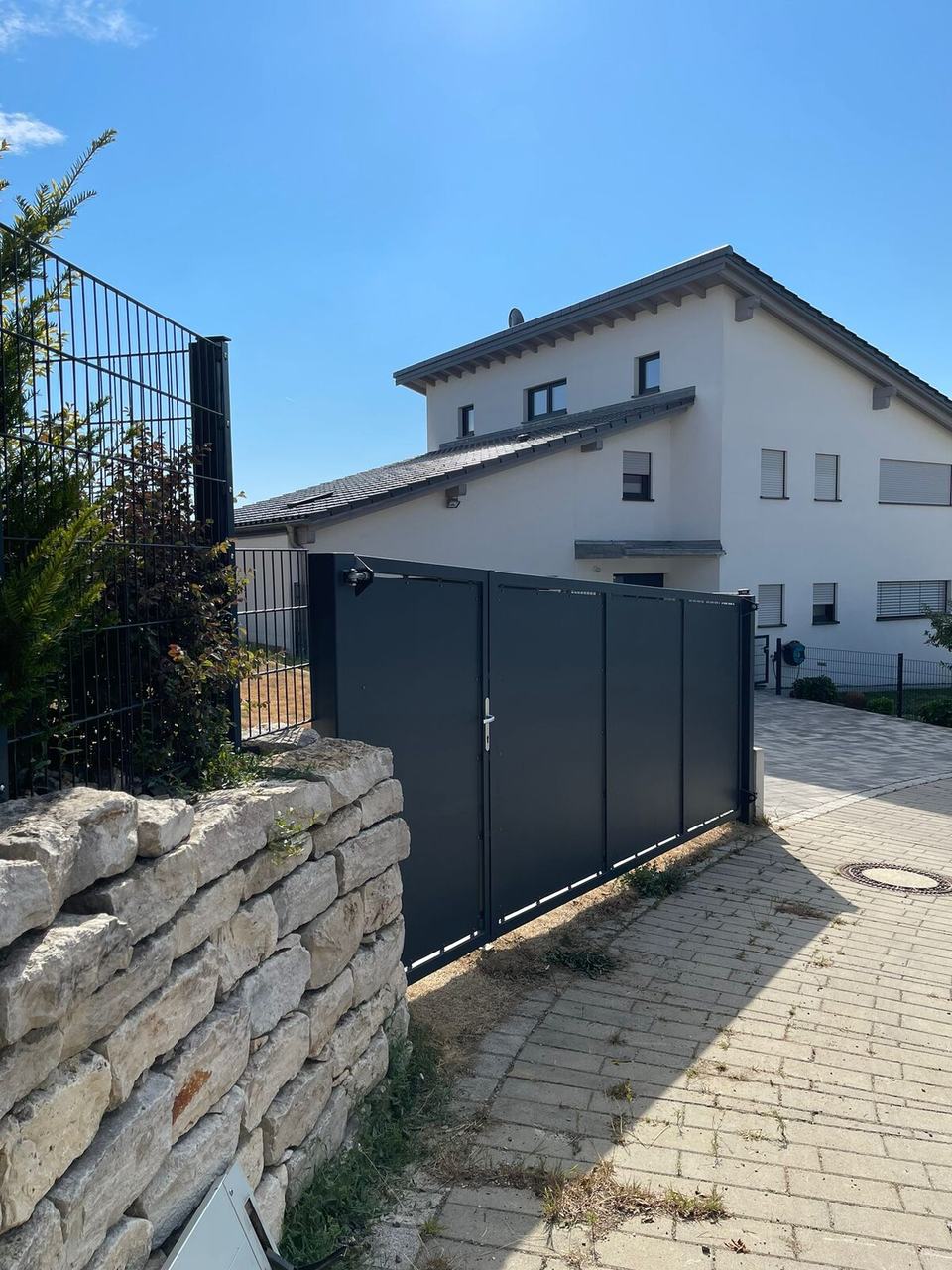 Anthrazit Tor an Natursteinmauer am Wohnhaus – Tore nach Maß Roding