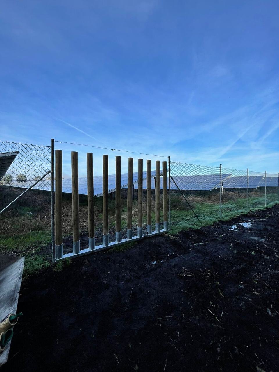 Verzinkte Zaunpfosten für Solarpark-Zaun an Freiflächen-PV-Anlage in Bayern