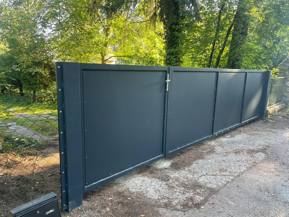 Großes anthrazit Schiebetor nach Maß – Kunz Zaunbau Roding