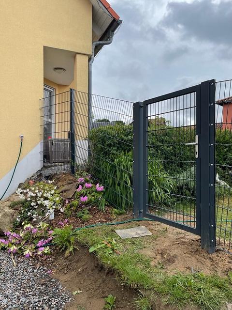 Anthrazit Gartentür im Doppelstabmattenzaun am Wohnhaus