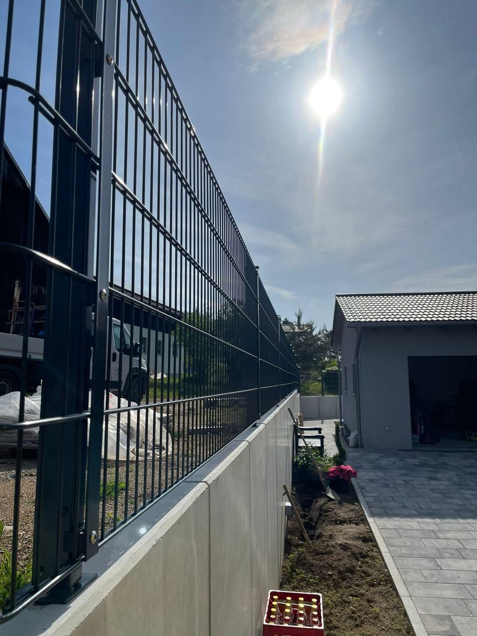 Hoher Industriezaun auf Betonmauer – Industriezaun Oberpfalz