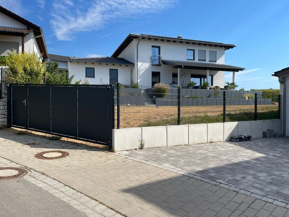 Anthrazit Doppelstabmattenzaun mit Einfahrtstor vor modernem Einfamilienhaus – Zaunbau Oberpfalz