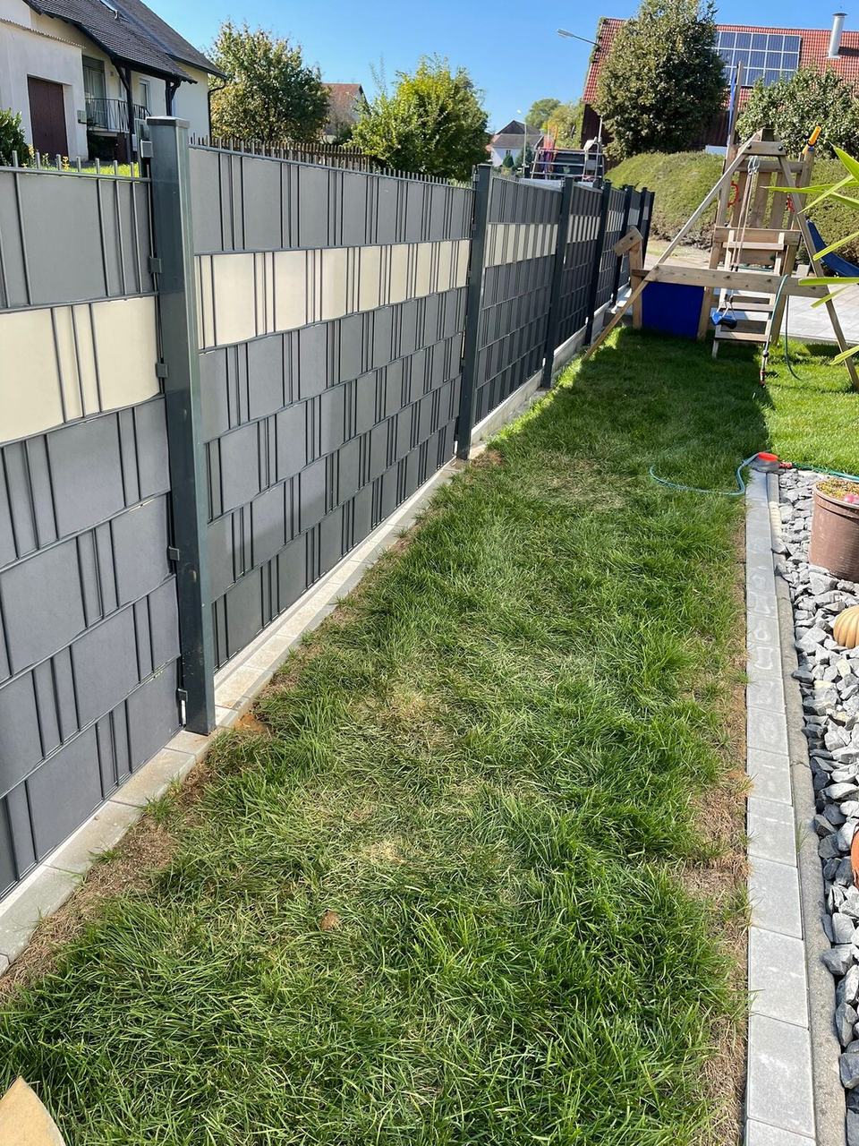 Sichtschutzzaun mit anthrazit Sichtschutzstreifen im Garten – Sichtschutzzaun Roding