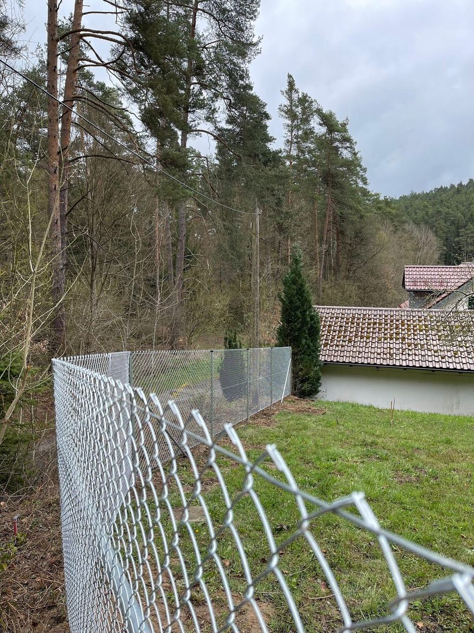 Maschendrahtzaun am Teich und Hang – Maschendrahtzaun Bayern