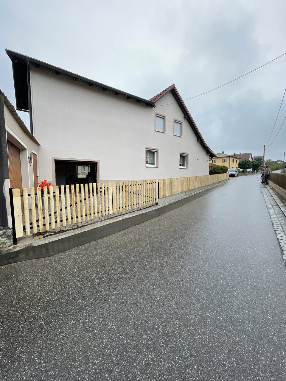 Holzzaun als Lattenzaun am Wohnhaus – Holzzaun Oberpfalz
