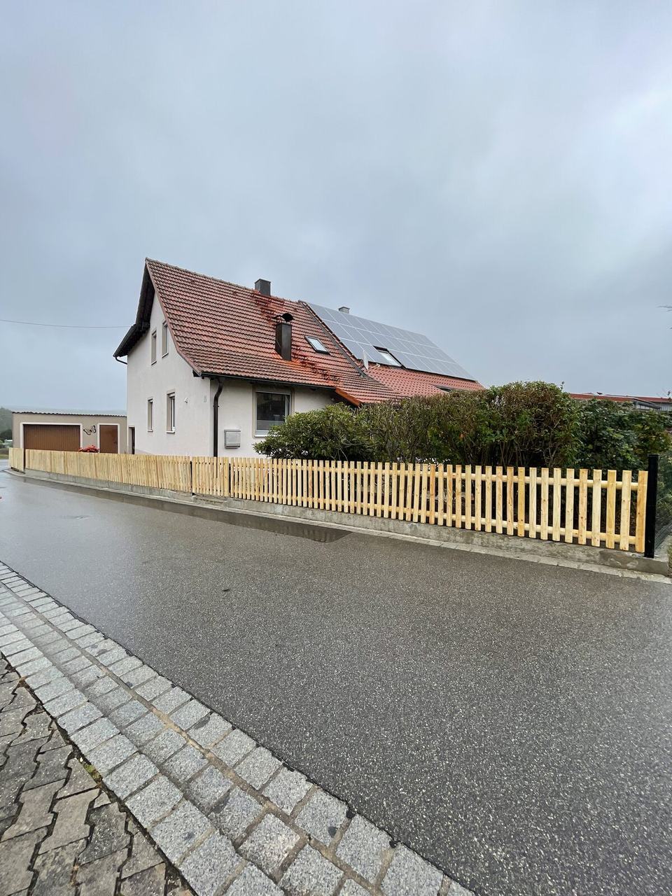Holz-Lattenzaun an der Straße – Holzzaun Landkreis Cham