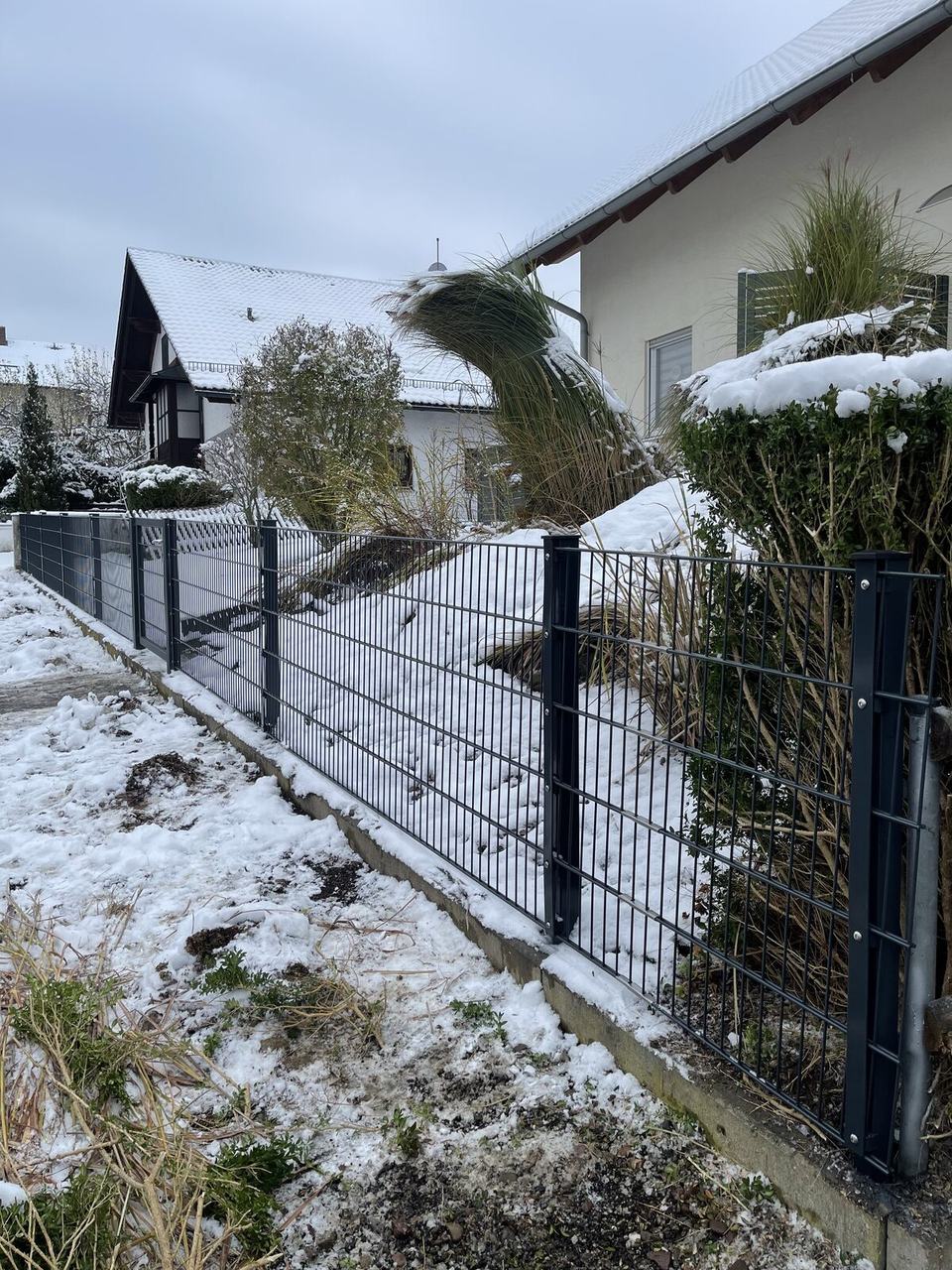 Anthrazit Doppelstabmattenzaun im Schnee – Zaunbau Oberpfalz
