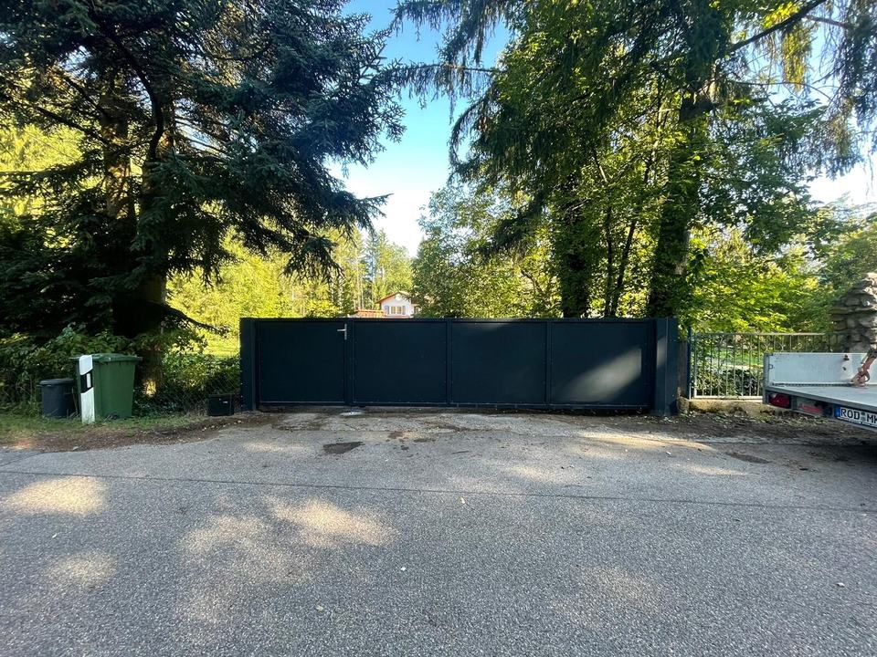Anthrazit Schiebetor an Einfahrt im Grünen – Schiebetor nach Maß Oberpfalz